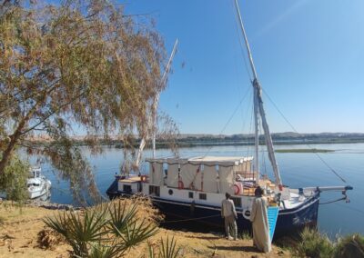 Bateau voilier "sandal" avec 2 hommes sur le Nil